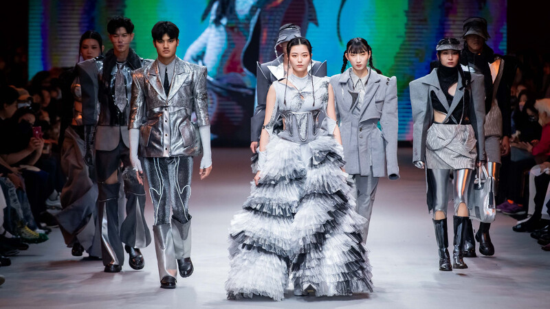 樹德科技大學以「22 RESONANCE」為主題,表達設計師在各異的迴圈裡,牽引出相同頻率共鳴振盪。 樹德科技大學以「22 RESONANCE」為主題,表達設計師在各異的迴圈裡,牽引出相同頻率共鳴振盪。