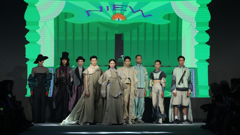 實踐大學以「軸·AXIS」為展演理念共同發表,靈感來自臺灣風光、傳統文化以及對當代生活的反思。 實踐大學以「軸·AXIS」為展演理念共同發表,靈感來自臺灣風光、傳統文化以及對當代生活的反思。