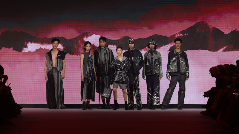 台南應用科技大學以「Storm Chaser」系列,透過服裝紀錄時代樣貌。 台南應用科技大學以「Storm Chaser」系列,透過服裝紀錄時代樣貌。