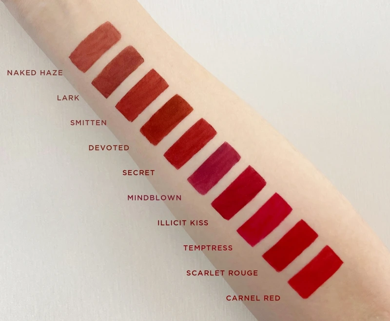 TOM FORD設計師高級訂製絨霜唇萃手部試色。