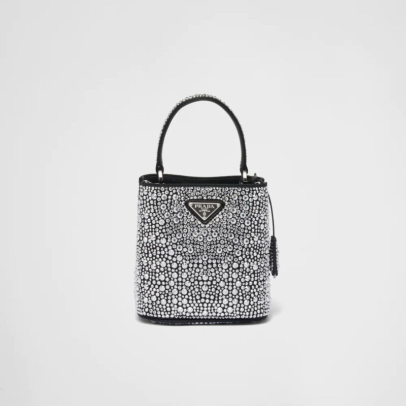 Prada Panier綢緞手提包飾以水晶,NT150,000。 Prada Panier綢緞手提包飾以水晶,NT150,000。
