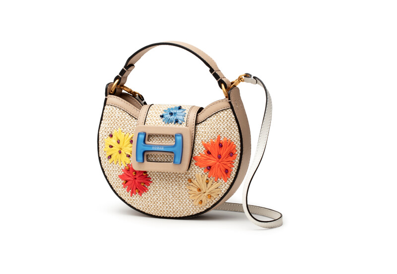 HOGAN 奶茶棕編織刺繡迷你手提肩背包,NT26,800。 HOGAN 奶茶棕編織刺繡迷你手提肩背包,NT26,800。