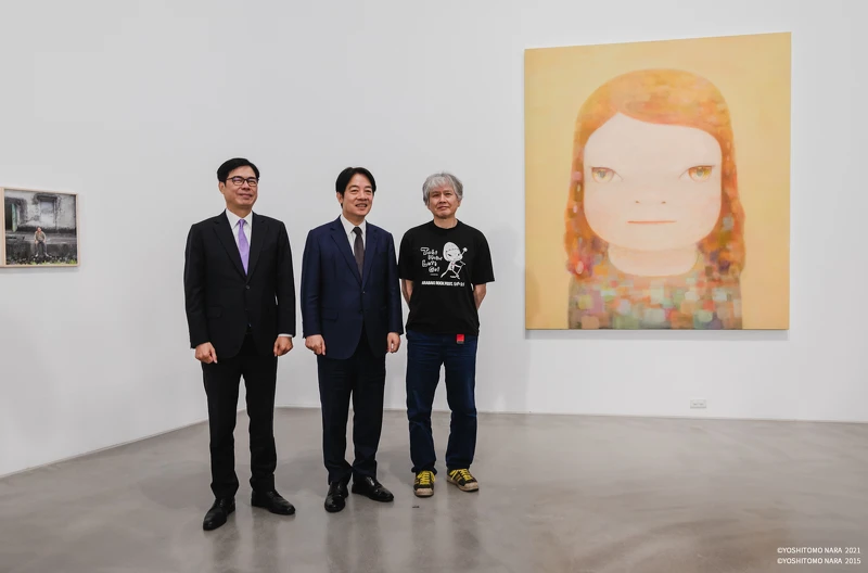 高雄內惟藝術中心《跟著朦朧潮濕的一天去旅行》今(31)開展，右起為日本藝術家奈良美智、文總副會長賴清德副總統、高雄市市長陳其邁