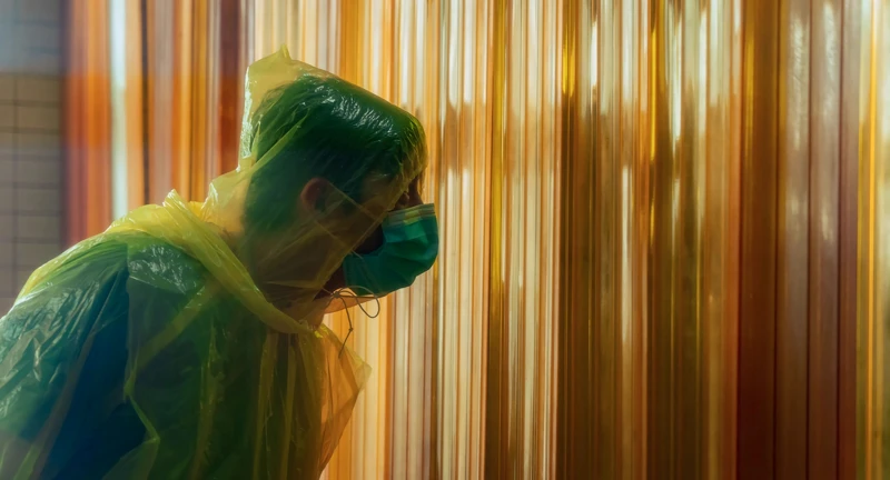 王柏傑在35度的高溫下拍攝穿著防護衣加雨衣的戲直呼:「這輩子最難忘的拍攝經驗。」 王柏傑在35度的高溫下拍攝穿著防護衣加雨衣的戲直呼:「這輩子最難忘的拍攝經驗。」