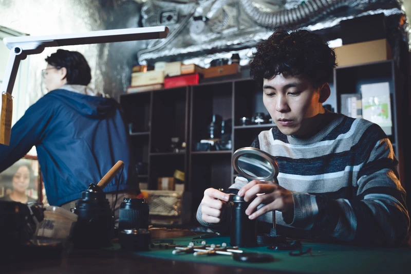 巫建和(右)在《阿波羅男孩》飾演自閉症患者,擅長修理物品但不懂如何與他人溝通。左為飾演阿姨的黃舒湄 巫建和(右)在《阿波羅男孩》飾演自閉症患者,擅長修理物品但不懂如何與他人溝通。左為飾演阿姨的黃舒湄