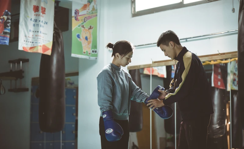 《阿波羅男孩》陳妤(左)自認是家中不被重視的一份子,只能找好友李冠毅出氣。 《阿波羅男孩》陳妤(左)自認是家中不被重視的一份子,只能找好友李冠毅出氣。