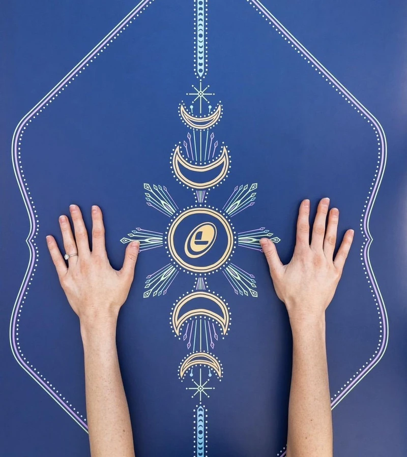 LIFORME 經典瑜珈墊- 拜月限定墊,NT8,000。 LIFORME 經典瑜珈墊- 拜月限定墊,NT8,000。