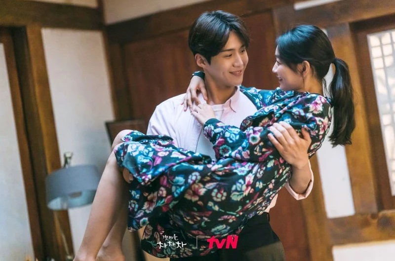 《海岸村恰恰恰》金宣虎(左)、申敏兒(右)