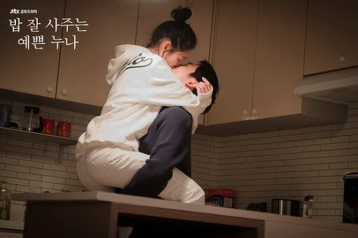 《經常請吃飯的漂亮姐姐》廚房之吻