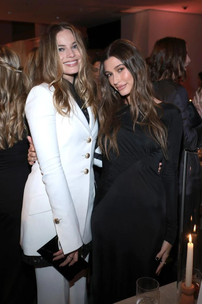 左：瑪格羅比Margot Robbie 和右：海莉Hailey Bieber