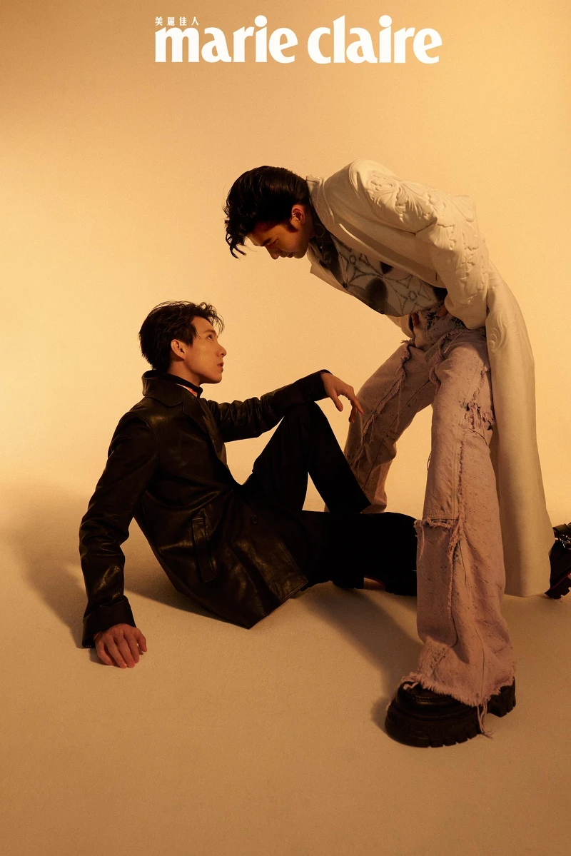 曾敬驊:白色皮革大衣、印花襯衫、寬鬆丹寧長褲、黑色厚底皮鞋,all by Louis Vuitton。 彭千祐:紅色格紋襯衫、黑色西裝皮衣、黑色西裝長褲,all by Prada;黑色高領上衣,COS。 曾敬驊:白色皮革大衣、印花襯衫、寬鬆丹寧長褲、黑色厚底皮鞋,all by Louis Vuitton。 彭千祐:紅色格紋襯衫、黑色西裝皮衣、黑色西裝長褲,all by Prada;黑色高領上衣,COS。