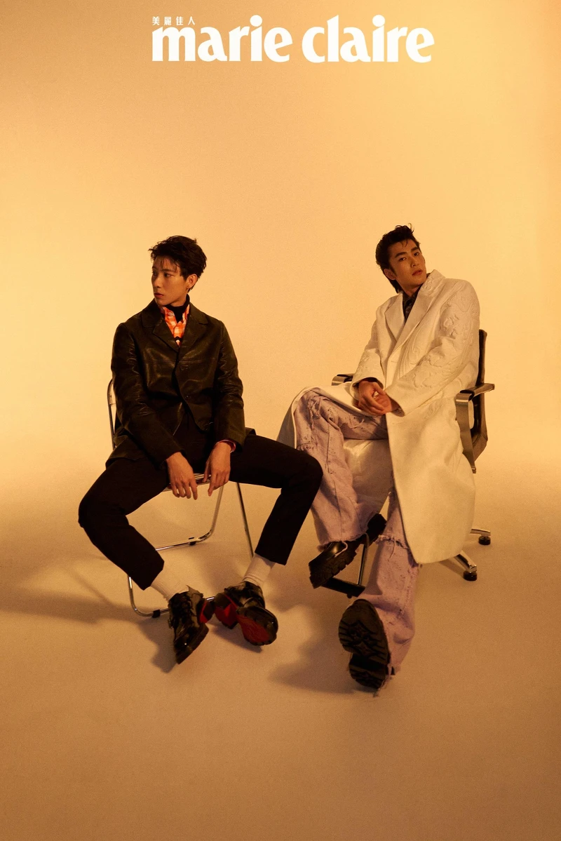 曾敬驊:白色皮革大衣、印花襯衫、寬鬆丹寧長褲、黑色厚底皮鞋,all by Louis Vuitton。 彭千祐:紅色格紋襯衫、黑色西裝皮衣、黑色西裝長褲,all by Prada;黑色高領上衣,COS。 曾敬驊:白色皮革大衣、印花襯衫、寬鬆丹寧長褲、黑色厚底皮鞋,all by Louis Vuitton。 彭千祐:紅色格紋襯衫、黑色西裝皮衣、黑色西裝長褲,all by Prada;黑色高領上衣,COS。