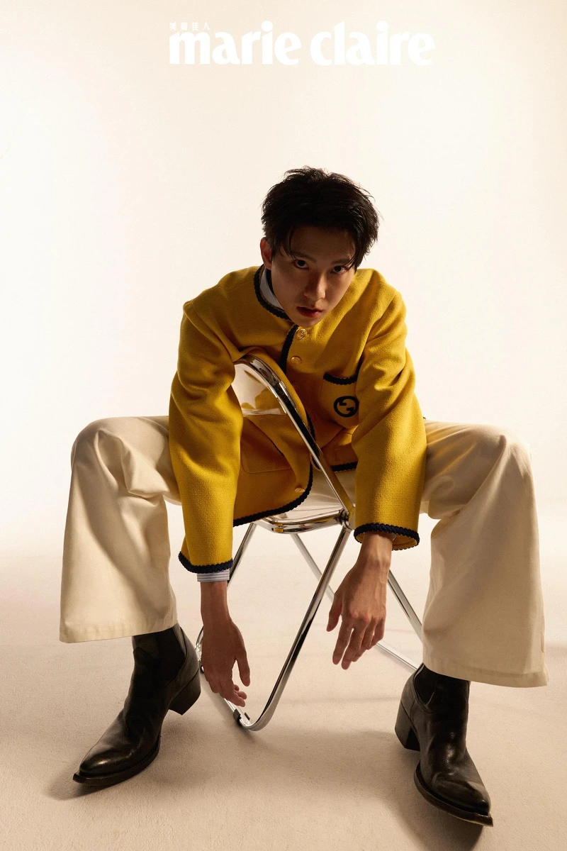 黃色金釦外套、天藍色條紋襯衫、白色寬鬆長褲,all by Gucci;黑色高領上衣,COS;黑色切爾西短靴,Prada。 黃色金釦外套、天藍色條紋襯衫、白色寬鬆長褲,all by Gucci;黑色高領上衣,COS;黑色切爾西短靴,Prada。