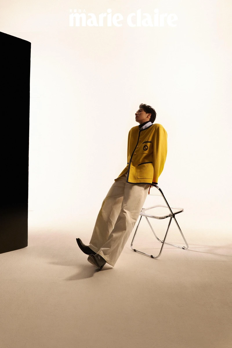 黃色金釦外套、天藍色條紋襯衫、白色寬鬆長褲,all by Gucci;黑色高領上衣,COS;黑色切爾西短靴,Prada。 黃色金釦外套、天藍色條紋襯衫、白色寬鬆長褲,all by Gucci;黑色高領上衣,COS;黑色切爾西短靴,Prada。