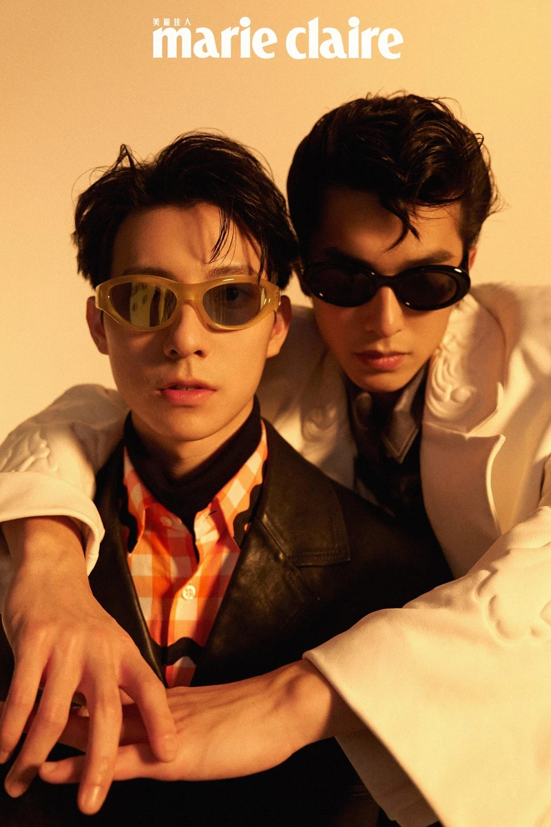 曾敬驊:白色皮革大衣、印花襯衫,both by Louis Vuitton;黑色墨鏡,Gentle Monster x Maison Margiela。 彭千祐:紅色格紋襯衫、黑色西裝皮衣,both by Prada;黑色高領上衣,COS;黃色墨鏡,Gentle Monster x Maison Margiela。 曾敬驊:白色皮革大衣、印花襯衫,both by Louis Vuitton;黑色墨鏡,Gentle Monster x Maison Margiela。 彭千祐:紅色格紋襯衫、黑色西裝皮衣,both by Prada;黑色高領上衣,COS;黃色墨鏡,Gentle Monster x Maison Margiela。