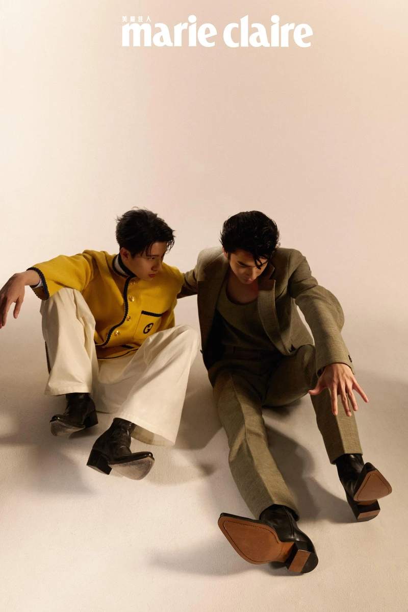 曾敬驊:灰色西裝外套、灰色無袖上衣、灰色西裝長褲、黑色尖頭長靴,all by Bottega Veneta。 彭千祐:黃色金釦外套、天藍色條紋襯衫、白色寬鬆長褲,all by Gucci;黑色高領上衣,COS;黑色切爾西短靴,Prada。  曾敬驊:灰色西裝外套、灰色無袖上衣、灰色西裝長褲、黑色尖頭長靴,all by Bottega Veneta。 彭千祐:黃色金釦外套、天藍色條紋襯衫、白色寬鬆長褲,all by Gucci;黑色高領上衣,COS;黑色切爾西短靴,Prada。