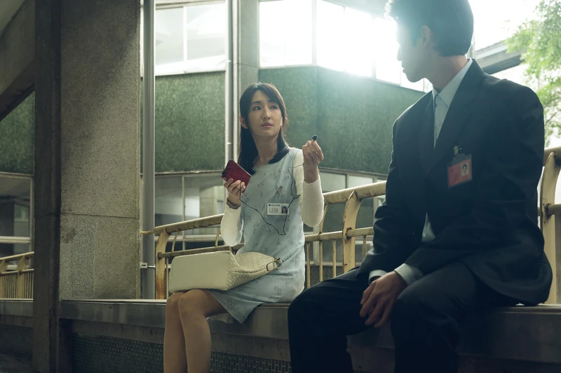 柯佳嬿在《模仿犯》中拿起耳機橋段讓觀眾聯想《想見你》的經典橋段 柯佳嬿在《模仿犯》中拿起耳機橋段讓觀眾聯想《想見你》的經典橋段