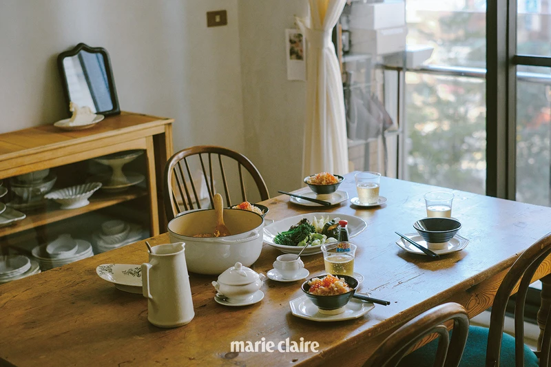 擅長料理的她,時常在粉絲專頁「Talk Less」分享餐桌風景。 擅長料理的她,時常在粉絲專頁「Talk Less」分享餐桌風景。