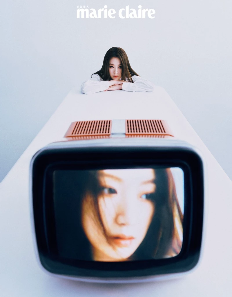 品牌字母Bra Top、白色刺繡襯衫、深色牛仔褲、白色刺繡帆布鞋,all by Kenzo;珍珠項鍊、珍珠戒指、水鑽戒指,V型水鑽造型,all by Agete 品牌字母Bra Top、白色刺繡襯衫、深色牛仔褲、白色刺繡帆布鞋,all by Kenzo;珍珠項鍊、珍珠戒指、水鑽戒指,V型水鑽造型,all by Agete