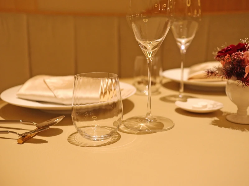 魔鬼細節則藏在餐具、燈光照明等等硬體之中。