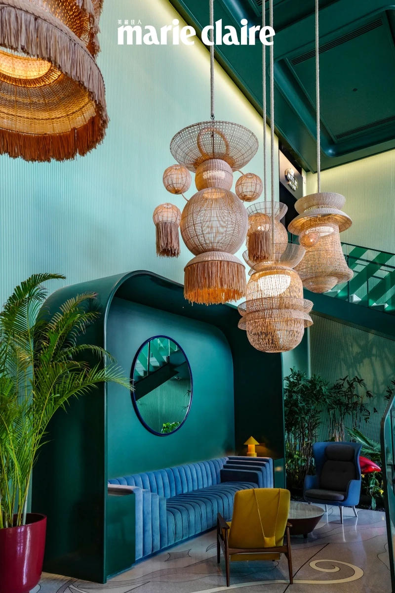 The Standard, Bangkok Mahanakhon大廳，沙發、天花板吊燈相當吸睛