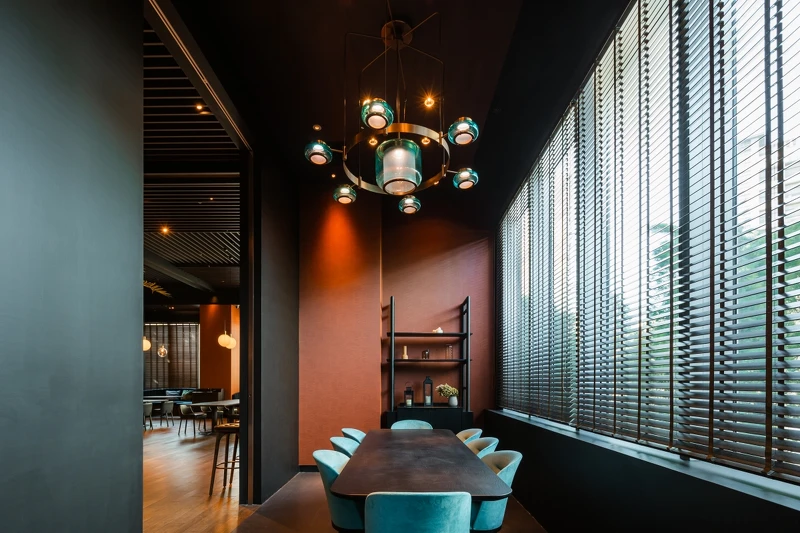 有兩間8~10人的獨立包廂。 有兩間8~10人的獨立包廂。