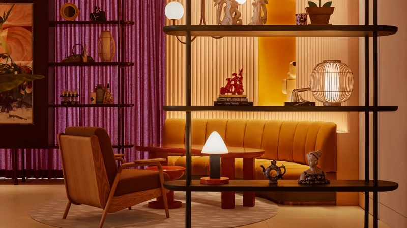 大廳接待處放置來自各國的藝術品