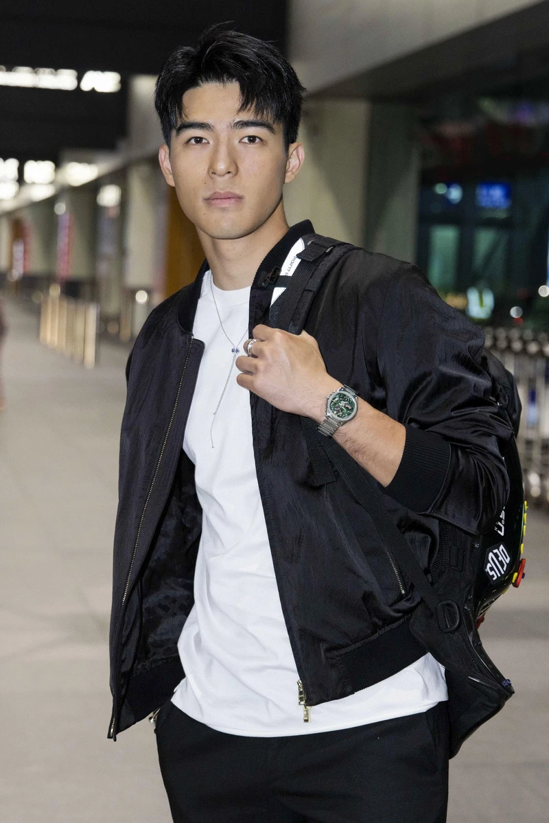伯爵形象大使陳昊森戴上PIAGET珠寶與腕錶現身機場,飛往日內瓦參加錶展 (2023.03.27) 伯爵形象大使陳昊森戴上PIAGET珠寶與腕錶現身機場,飛往日內瓦參加錶展 (2023.03.27)