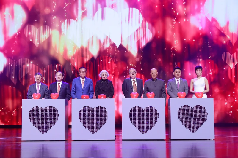 兩岸三地主禮嘉賓主持亮燈啟動儀式。 兩岸三地主禮嘉賓主持亮燈啟動儀式。