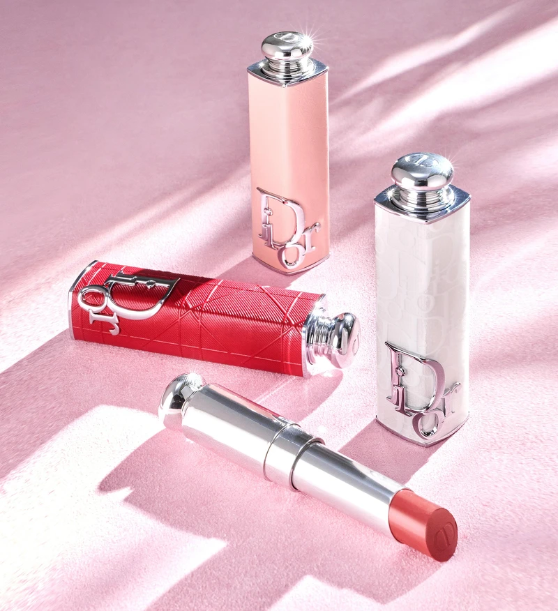 (由左至右)迪奧癮誘唇膏外殼 前衛時尚白 售價NT$1050;迪奧癮誘唇膏外殼 粉紅蒙田 售價NT$1050;迪奧癮誘唇膏外殼 前衛時尚白 售價NT$1050 (由左至右)迪奧癮誘唇膏外殼 前衛時尚白 售價NT$1050;迪奧癮誘唇膏外殼 粉紅蒙田 售價NT$1050;迪奧癮誘唇膏外殼 前衛時尚白 售價NT$1050