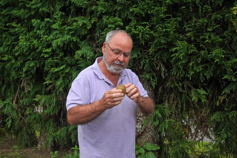 果農 Stephen Bassett 為我們介紹果園。 果農 Stephen Bassett 為我們介紹果園。