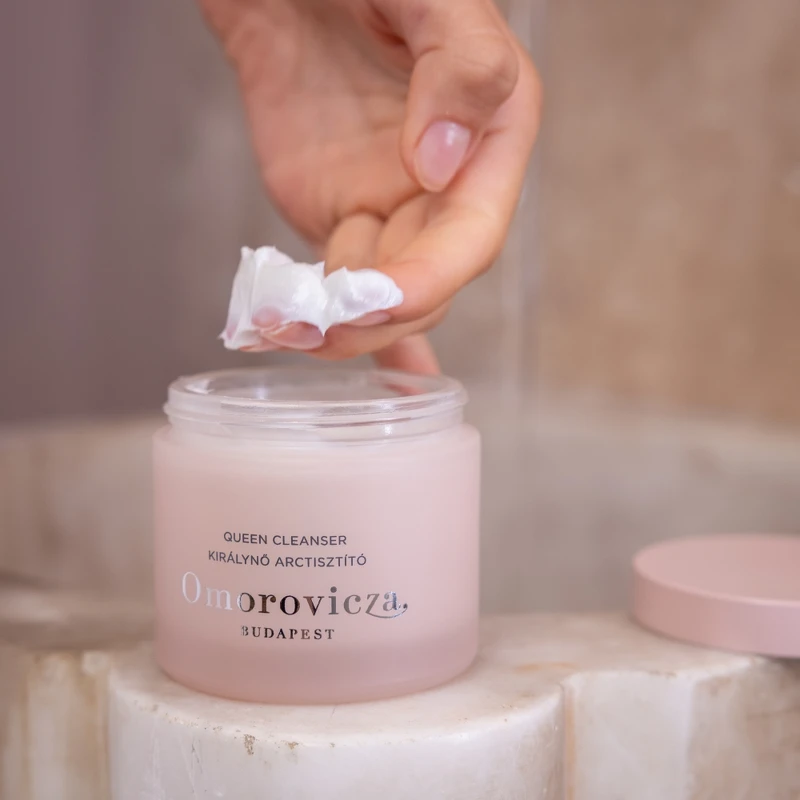 Omorovicza皇后潔膚霜質地示意。 Omorovicza皇后潔膚霜質地示意。