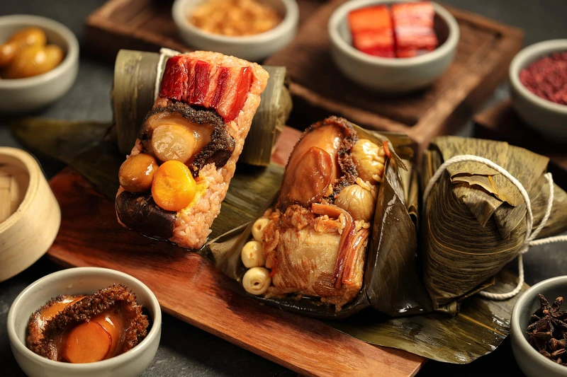 食用時佐以主廚自製蠔油，豐富食材與綿密糯米完美交融，展現了視覺與味覺兼具的美食體驗，每顆600克、可供四人享用，價格為8,800元。