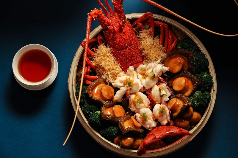 龍蝦鮑魚米糕御膳禮盒，每組4,880元。