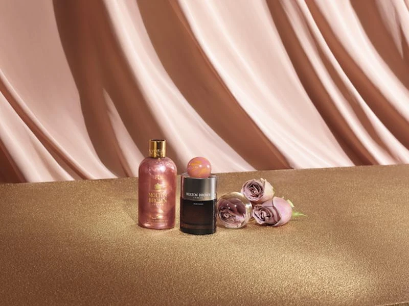 Molton Brown Rose Dunes沙境玫瑰系列主視覺。 Molton Brown Rose Dunes沙境玫瑰系列主視覺。