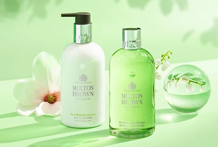 Molton Brown Lily&Magnolia Blossom晨曦花雨系列主視覺。 Molton Brown Lily&Magnolia Blossom晨曦花雨系列主視覺。