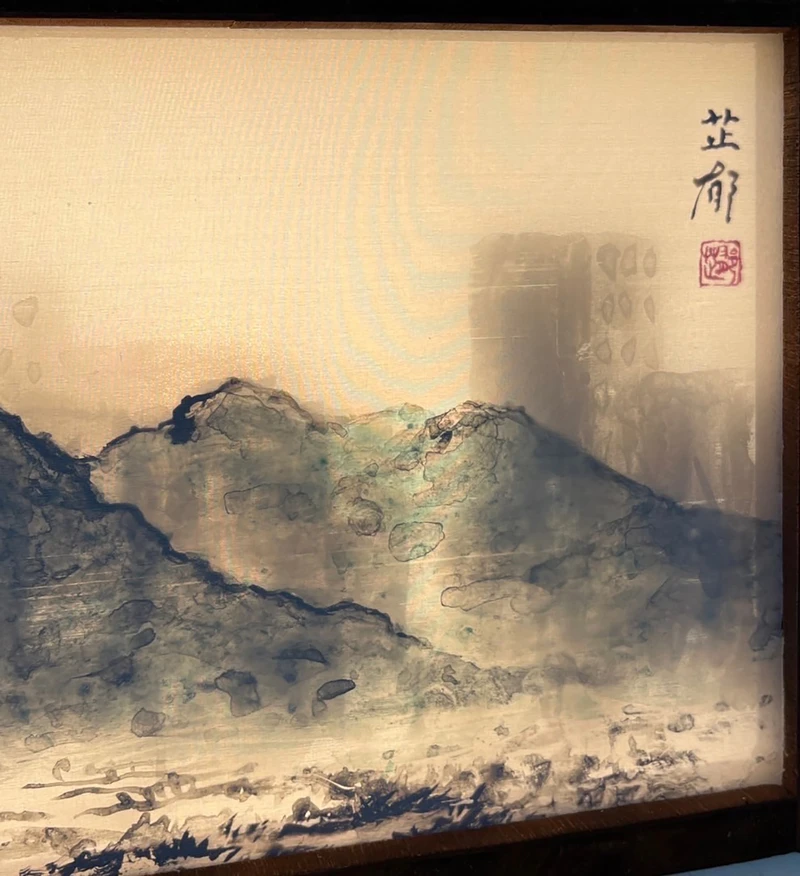 《墨燈箱》為藝術家曾芷郁的作品。