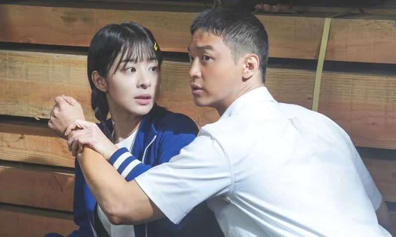 《綠洲》張東潤(右)和薛仁雅上演時代虐戀 《綠洲》張東潤(右)和薛仁雅上演時代虐戀