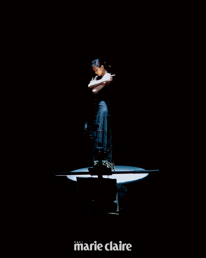 無袖針織洋裝、幾何印花針織長褲、鉚釘裝飾涼鞋，all by Sandro。Tiffany Lock 18K白金與玫瑰金鑲鑽手鐲、Tiffany Lock 18K金與白金鑲鑽手鐲，both by Tiffany & Co.。