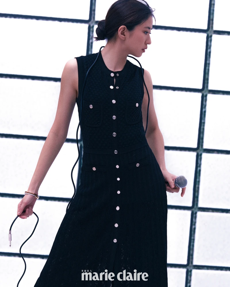 無袖針織洋裝、幾何印花針織長褲，both by Sandro。Tiffany Lock 18K白金與玫瑰金鑲鑽手鐲、Tiffany Lock 18K金與白金鑲鑽手鐲，both by Tiffany & Co.。