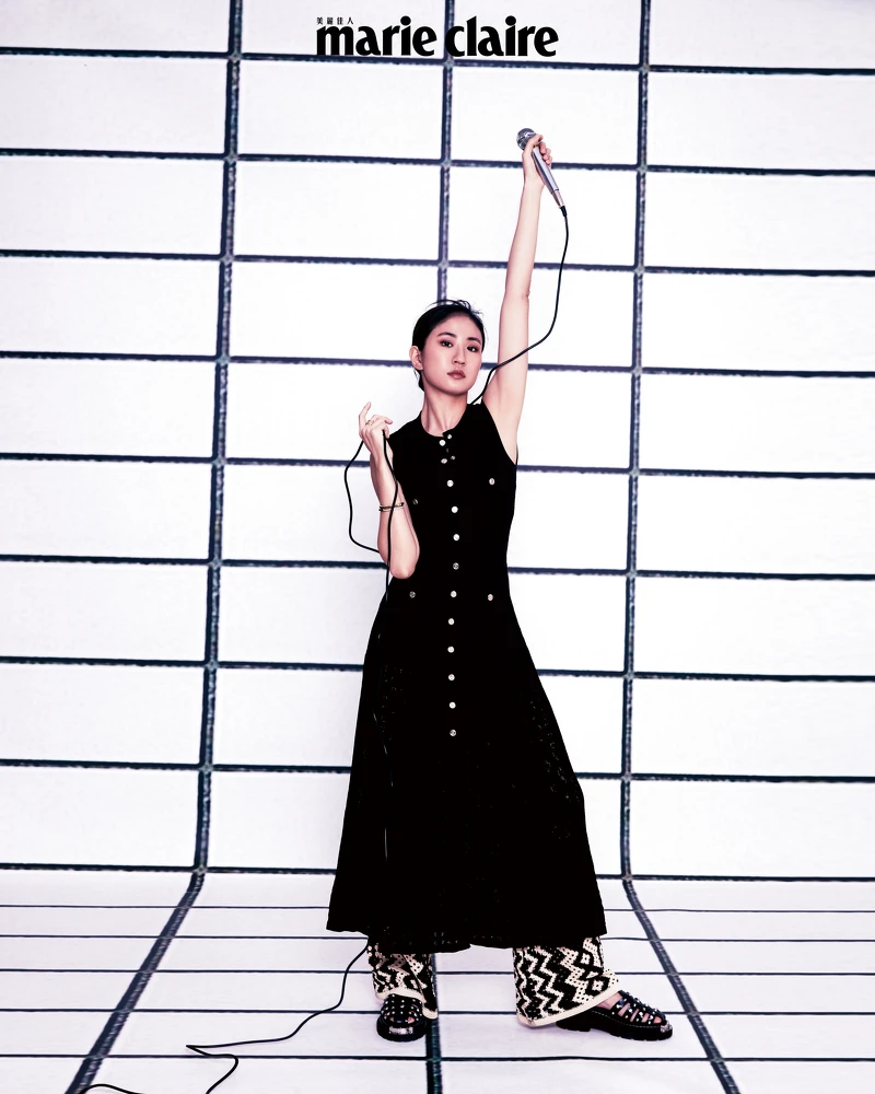 無袖針織洋裝、幾何印花針織長褲、鉚釘裝飾涼鞋，all by Sandro。Tiffany Lock 18K白金與玫瑰金鑲鑽手鐲、Tiffany Lock 18K金與白金鑲鑽手鐲，both by Tiffany & Co.。