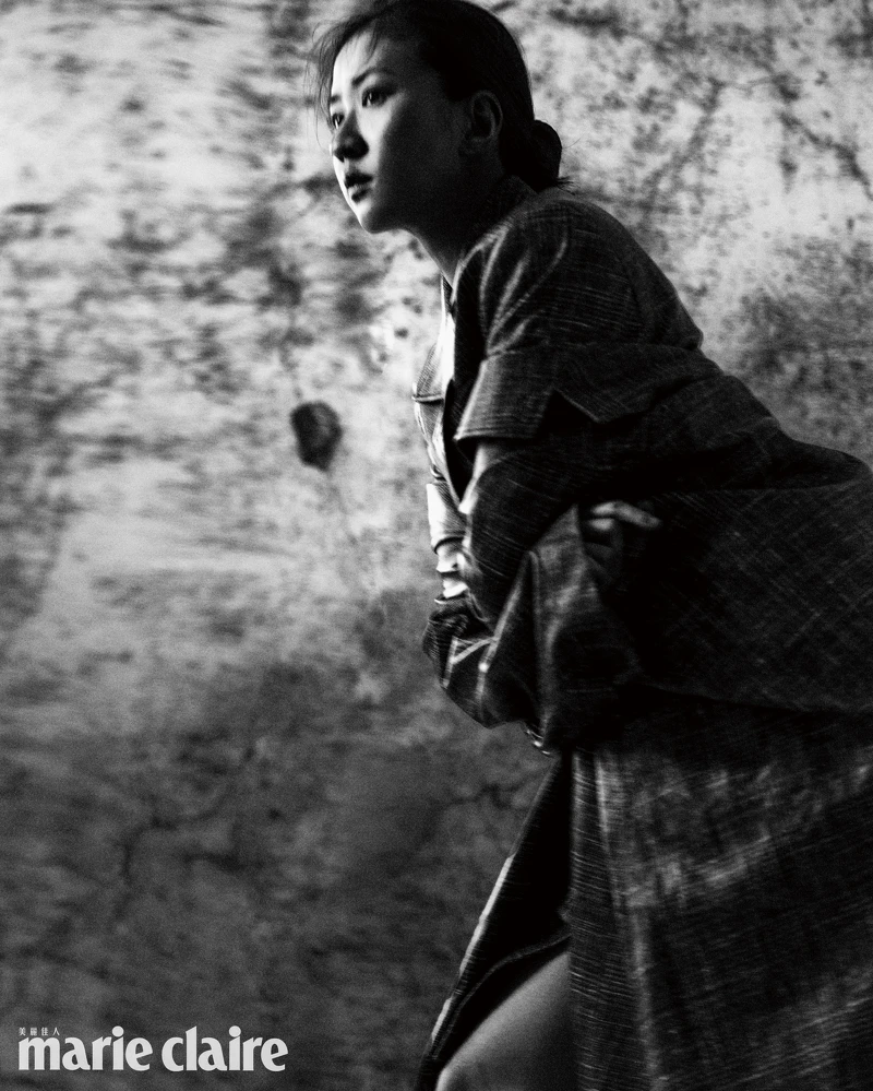 皮製格紋印刷大衣、皮製格紋雙排扣外套、皮製格紋印刷膝上短裙，all by Bottega Veneta。