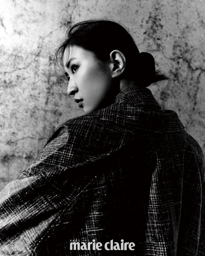 皮製格紋印刷大衣、皮製格紋雙排扣外套，both by Bottega Veneta。