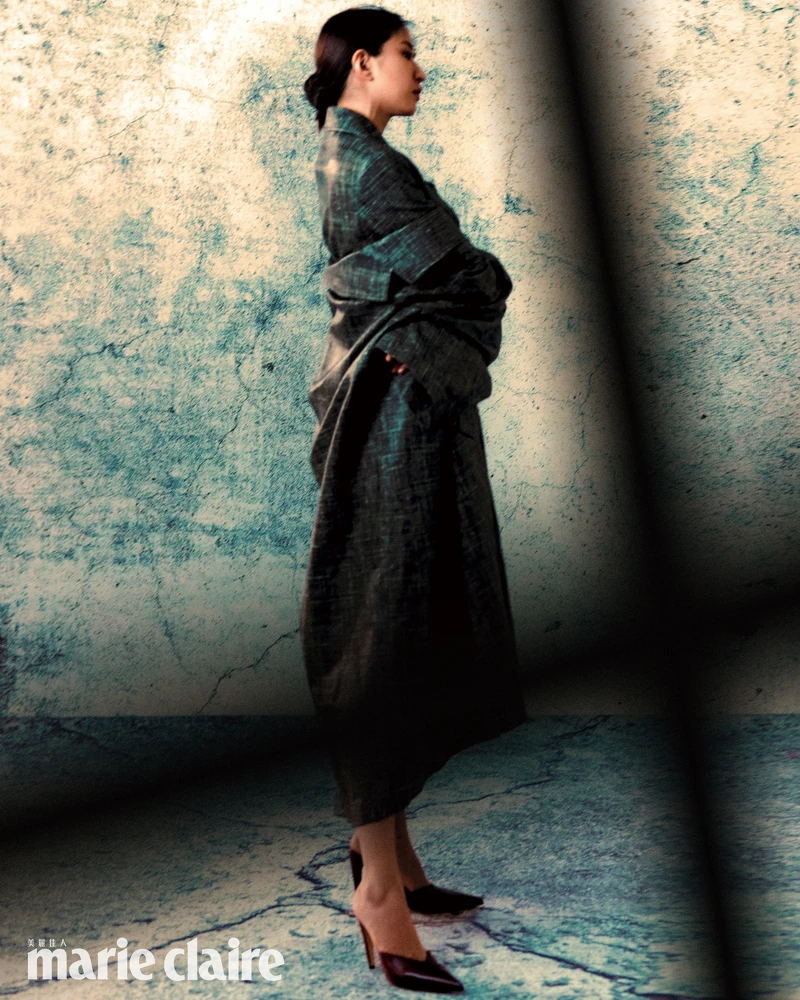 皮製格紋印刷大衣、皮製格紋雙排扣外套、皮製格紋印刷膝上短裙、酒紅尖頭高跟鞋，all by Bottega Veneta。