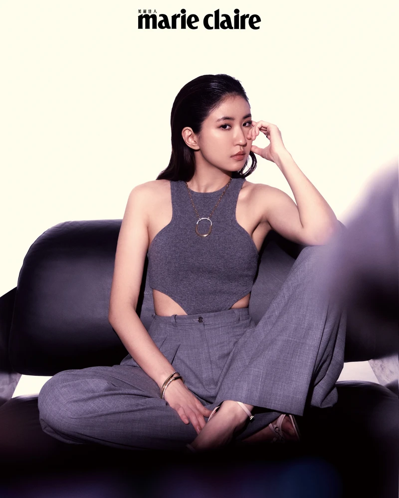 Tiffany Lock 18K白金與玫瑰金鑲鑽項鍊、Tiffany Lock 18K白金與玫瑰金鑲鑽手鐲、Tiffany Lock 18K金與白金鑲鑽手鐲、Tiffany Lock 18K白金與玫瑰金鑲鑽雙指戒，all by Tiffany & Co.。削肩連身上衣、灰色西裝長褲，both by Michael Kors；粉膚色繫帶高跟鞋，Charles & Keith。