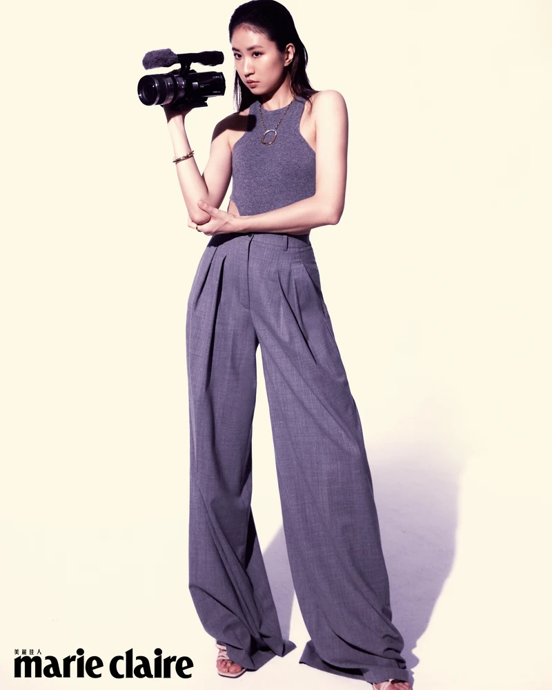 Tiffany Lock 18K白金與玫瑰金鑲鑽項鍊、Tiffany Lock 18K白金與玫瑰金鑲鑽手鐲、Tiffany Lock 18K金與白金鑲鑽手鐲、Tiffany Lock 18K白金與玫瑰金鑲鑽雙指戒，all by Tiffany & Co.。削肩連身上衣、灰色西裝長褲，both by Michael Kors；粉膚色繫帶高跟鞋，Charles & Keith。