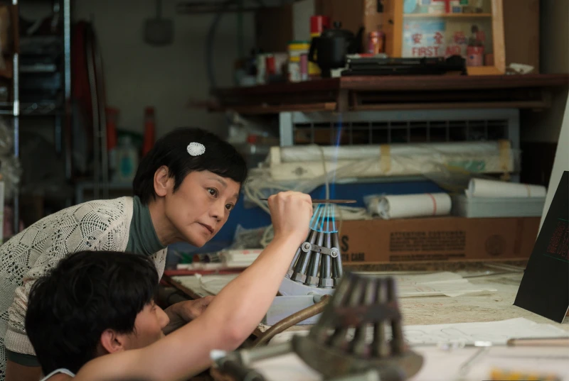 張艾嘉為完成丈夫遺願 向徒弟周漢寧學做燈管 張艾嘉為完成丈夫遺願 向徒弟周漢寧學做燈管