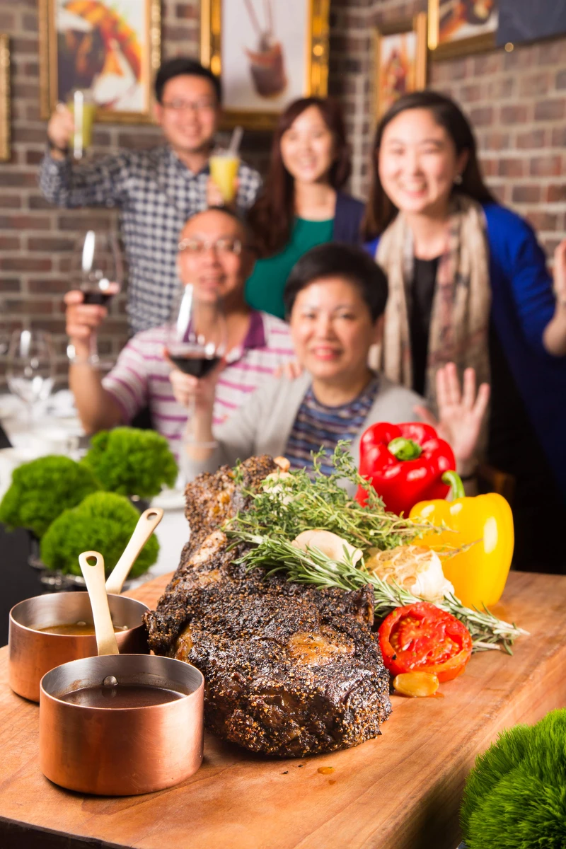 「媽的多重禮物」住房專案,第一重禮物選項是5,000元全館餐飲消費抵用券,讓饕客媽咪可以於住宿期間任選飯店內的八間餐廳使用。 「媽的多重禮物」住房專案,第一重禮物選項是5,000元全館餐飲消費抵用券,讓饕客媽咪可以於住宿期間任選飯店內的八間餐廳使用。