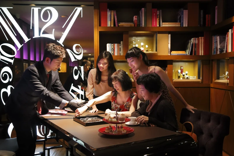 第三重好禮是3,000元的麗晶精品消費抵用券及英倫高級訂製香氛品牌Miller Harris香氛蠟燭乙組,媽咪可至麗晶精品享有世界各地一線精品的頂級尊榮購物樂趣。 第三重好禮是3,000元的麗晶精品消費抵用券及英倫高級訂製香氛品牌Miller Harris香氛蠟燭乙組,媽咪可至麗晶精品享有世界各地一線精品的頂級尊榮購物樂趣。