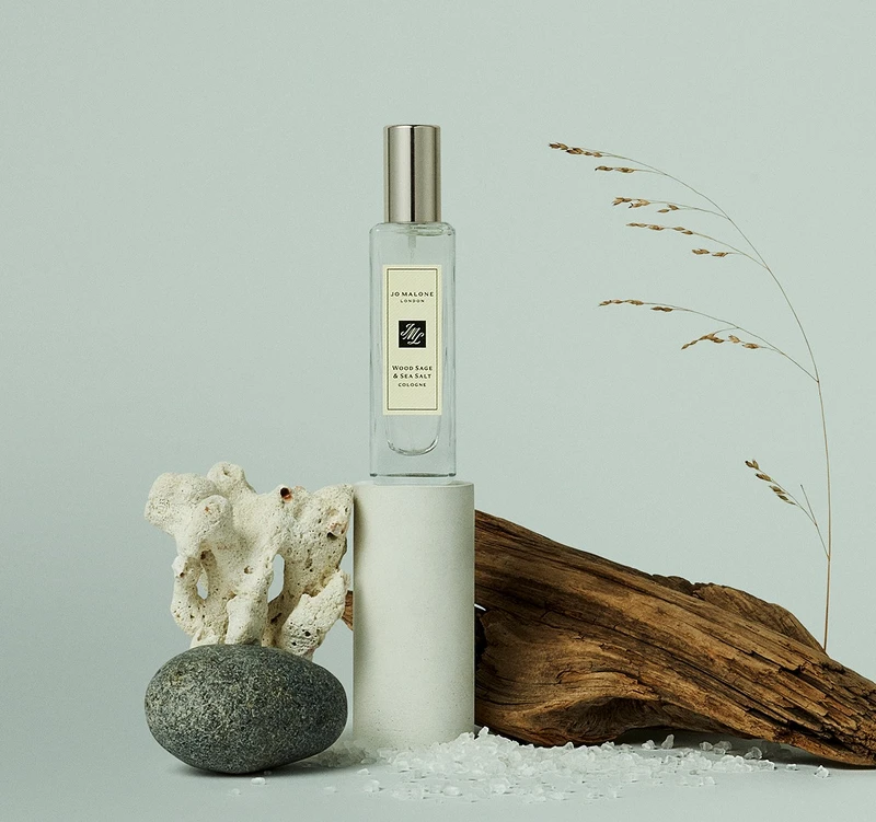 《我們的藍調時光》中宇彬飾演的船長，溫暖可靠、清新又開朗。就像涼爽的海鹽中夾雜著鼠尾草的木質大地芳香，從一股乾淨青澀的魅力轉為鹹甜交錯的暖心感